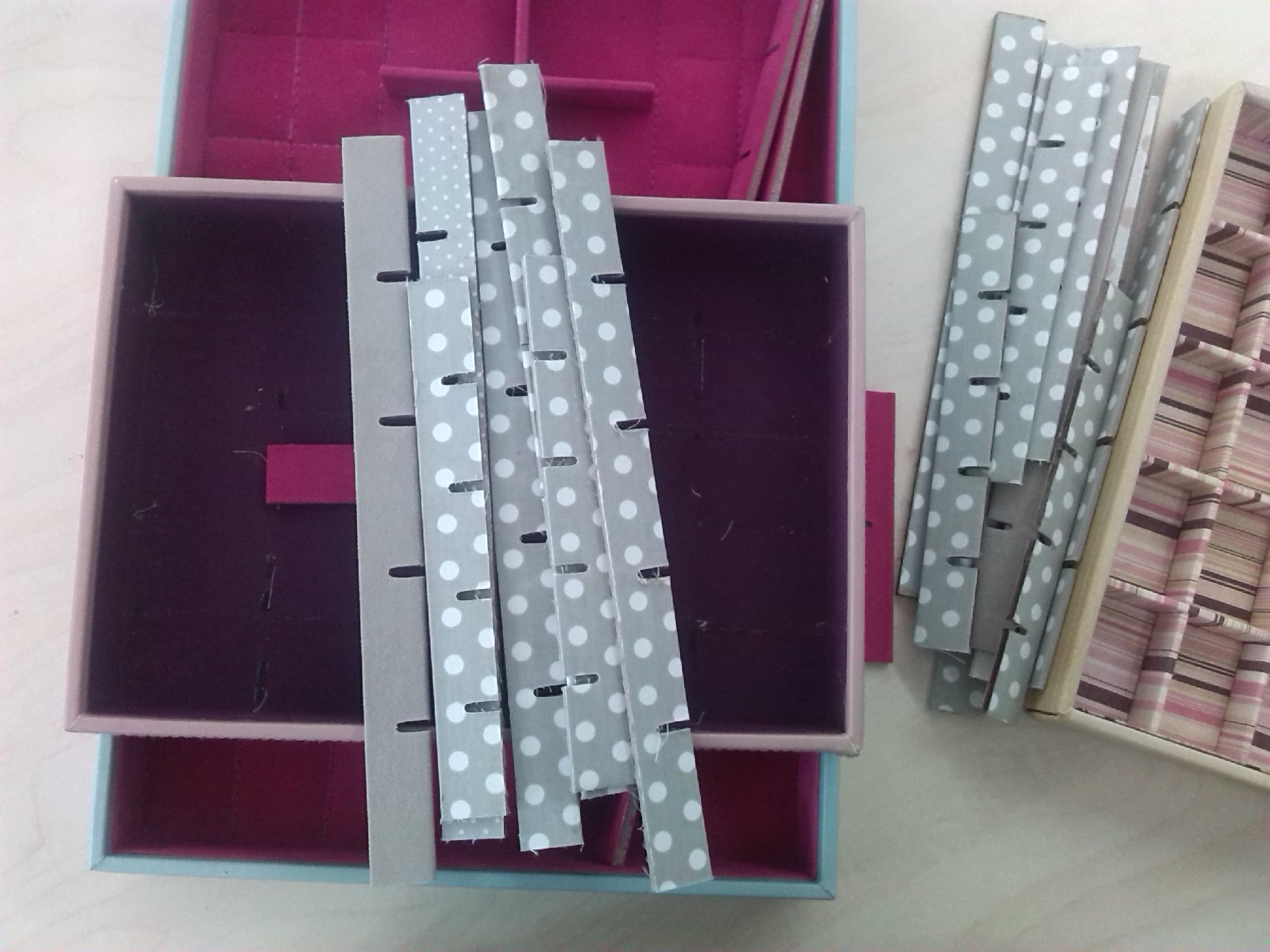 包裝盒裝飾內(nèi)條生產(chǎn)設(shè)備案例